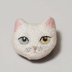 白猫のブローチ　２