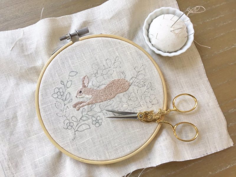 刺繍枠の中、うさぎの胴体を刺し進めている途中