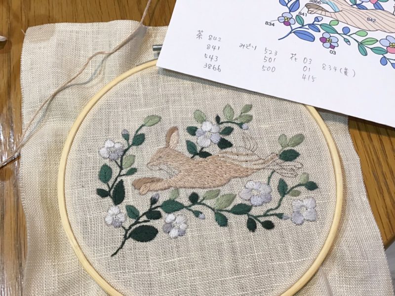 草花の刺繍が進んだ途中経過と、色番号メモ