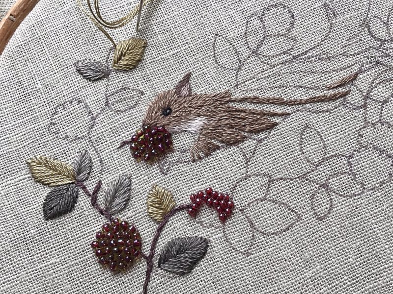 リスの刺繍途中、ビーズのベリーを先に入れてバランス確認