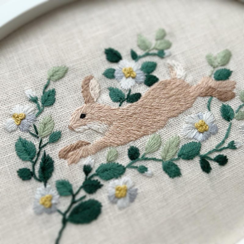 うさぎの毛並みの流れが見える刺繍のアップ