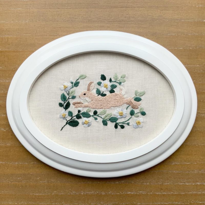 楕円フレームに収まるサイズの、うさぎと草花の刺繍完成