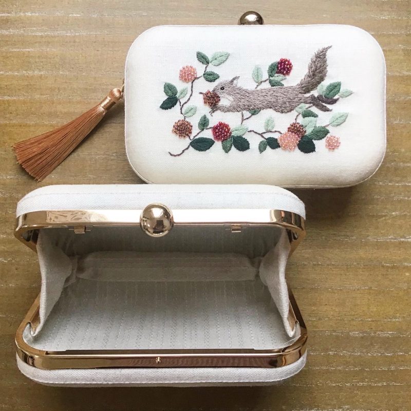 リスの刺繍ボックスを開いたところ(中の様子)